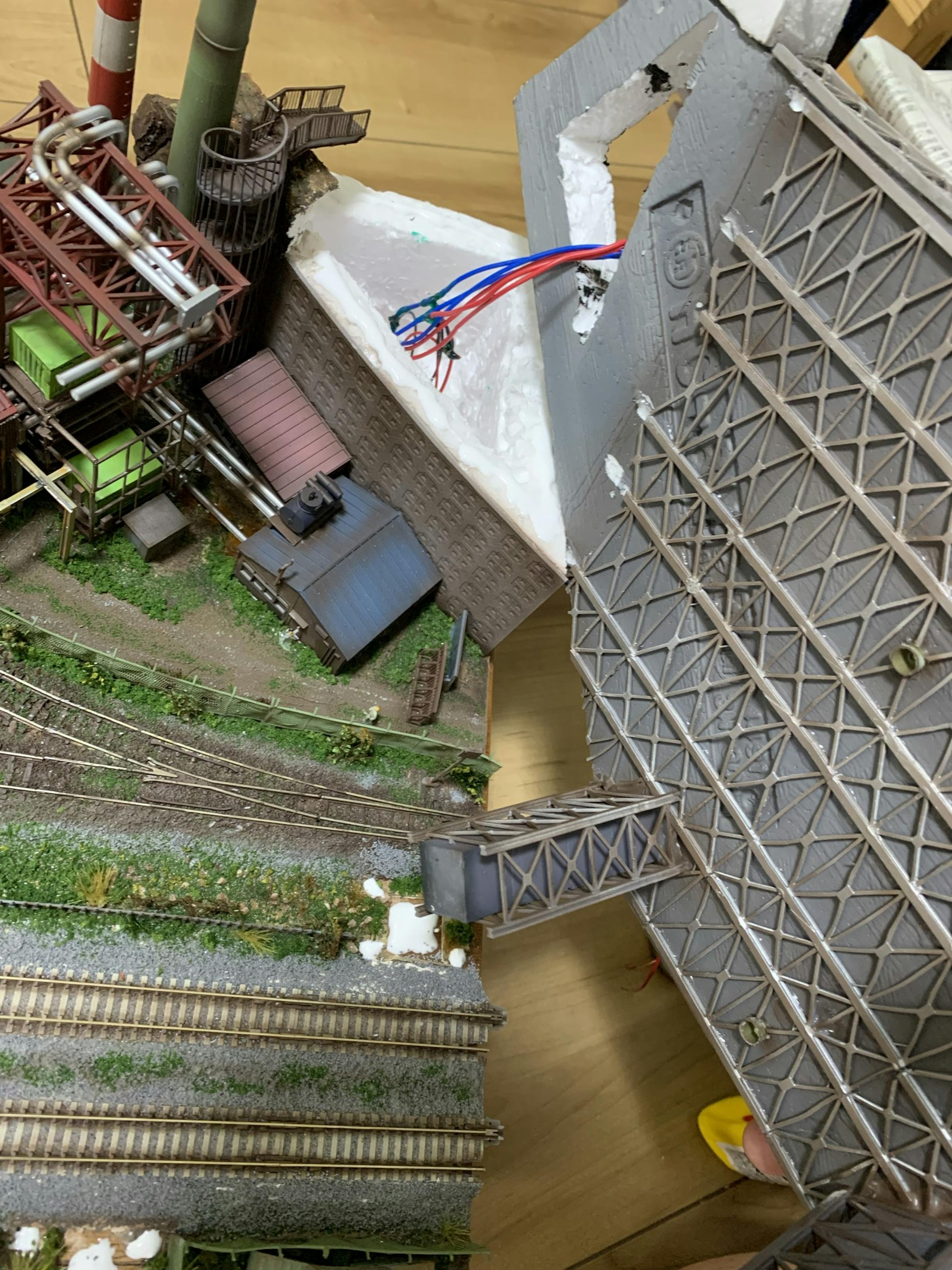 いよいよ固定です。下からの配線を受けてこのタイミングで上に通します。 いよいよ固定です。下からの配線を受けてこのタイミングで上に通します。