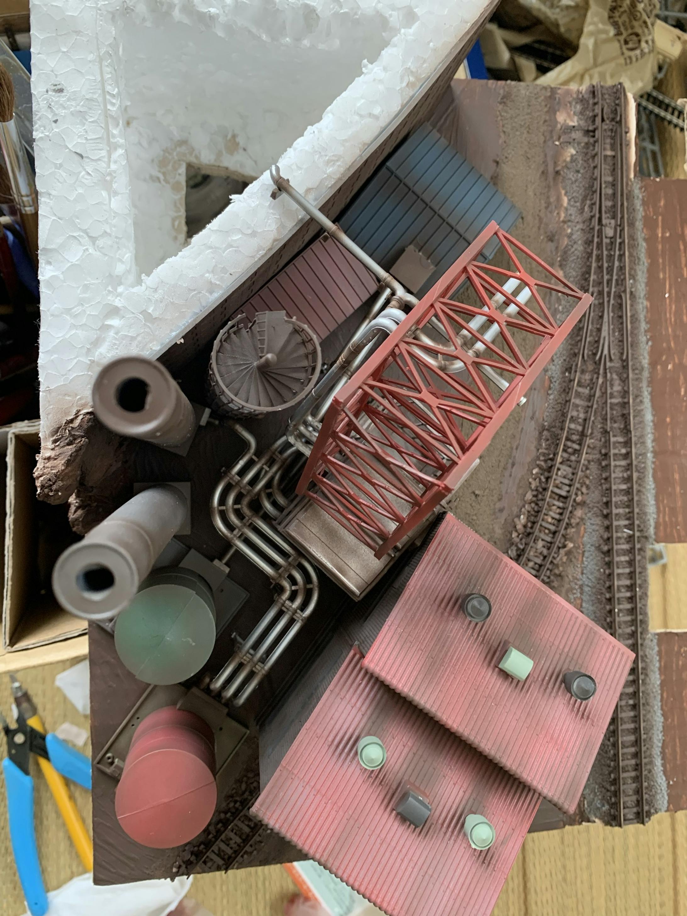 ストラクチャーを敷き詰めてみました。見え難いですが、螺旋階段も入れてみました。一階の工場から二階の工場に作業員が作業に行くために螺旋階段を使う設定で設置してみることにしました。 ストラクチャーを敷き詰めてみました。見え難いですが、螺旋階段も入れてみました。一階の工場から二階の工場に作業員が作業に行くために螺旋階段を使う設定で設置してみることにしました。