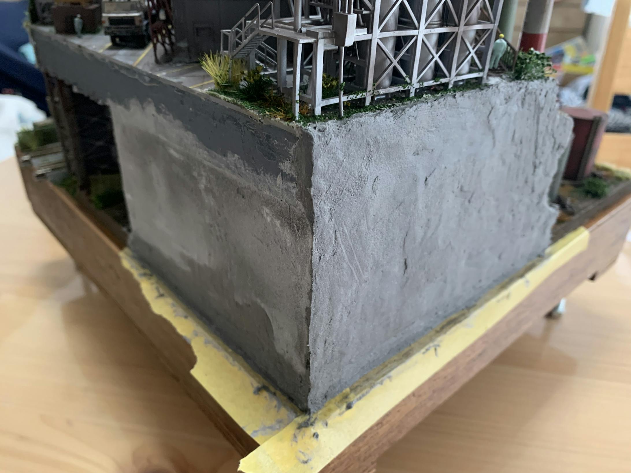 白の石膏粘土は、絵の具の黒を混ぜてグレーになるようにしました。その分広く塗装する手間を省いてます。 白の石膏粘土は、絵の具の黒を混ぜてグレーになるようにしました。その分広く塗装する手間を省いてます。