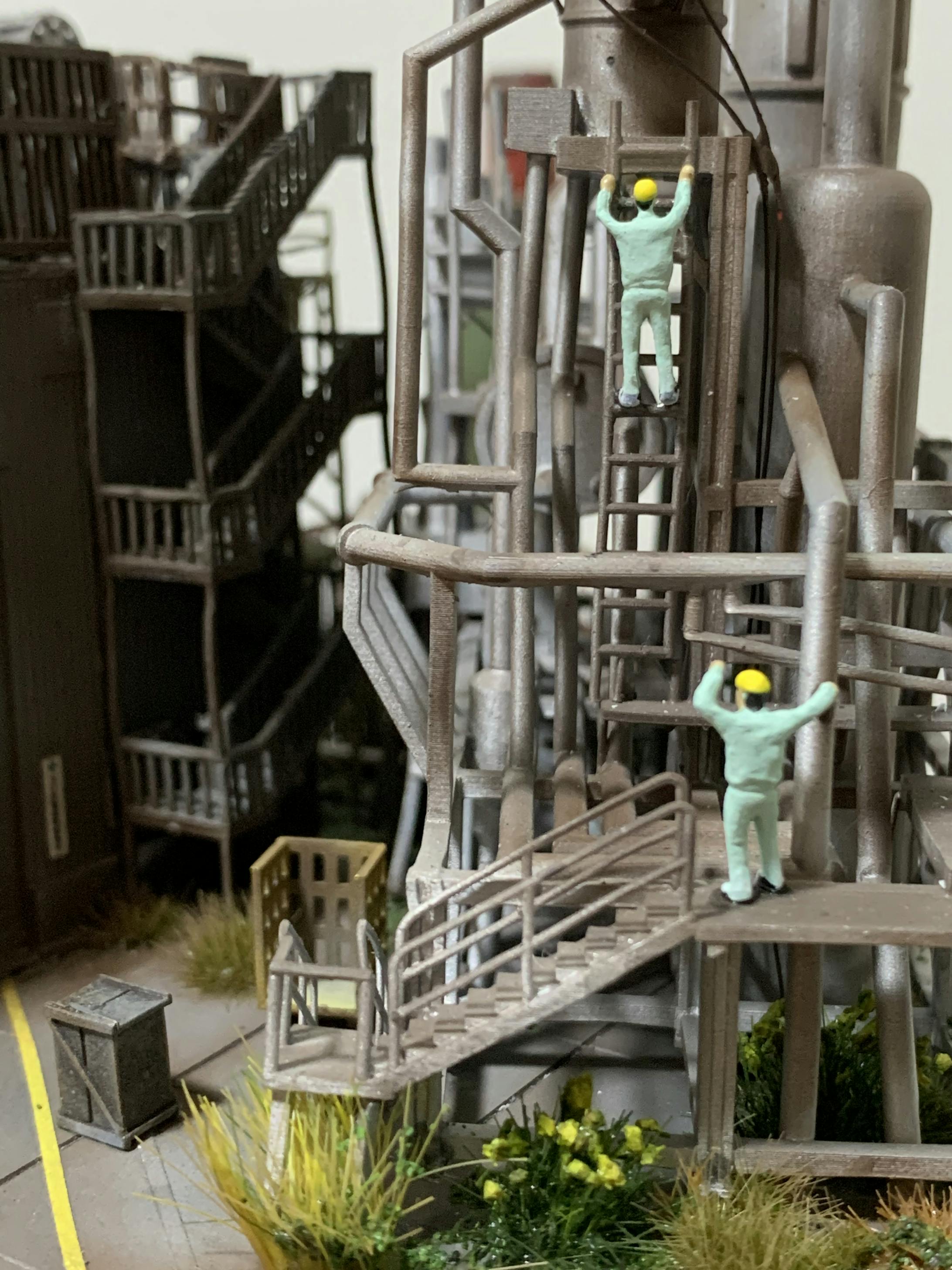 奥の設置では、点検作業をしている人、指示を出している人の様子があります。 奥の設置では、点検作業をしている人、指示を出している人の様子があります。