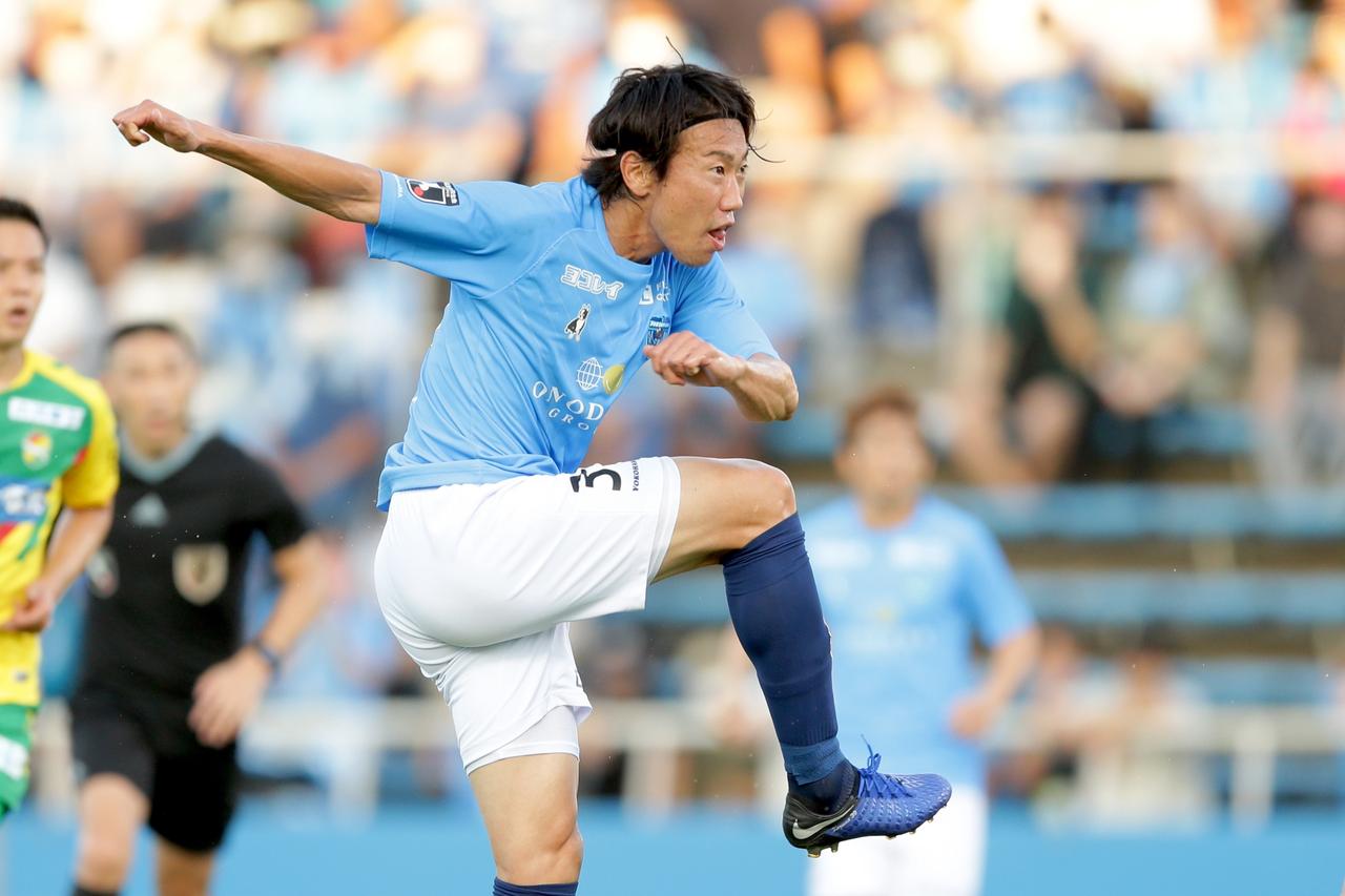【横浜FC】小川航基、渡邉千真、長谷川竜也の流麗トライアングル。イサカ・ゼインを加えた「右肩上がり」が攻撃のコア - サッカーマガジンWEB