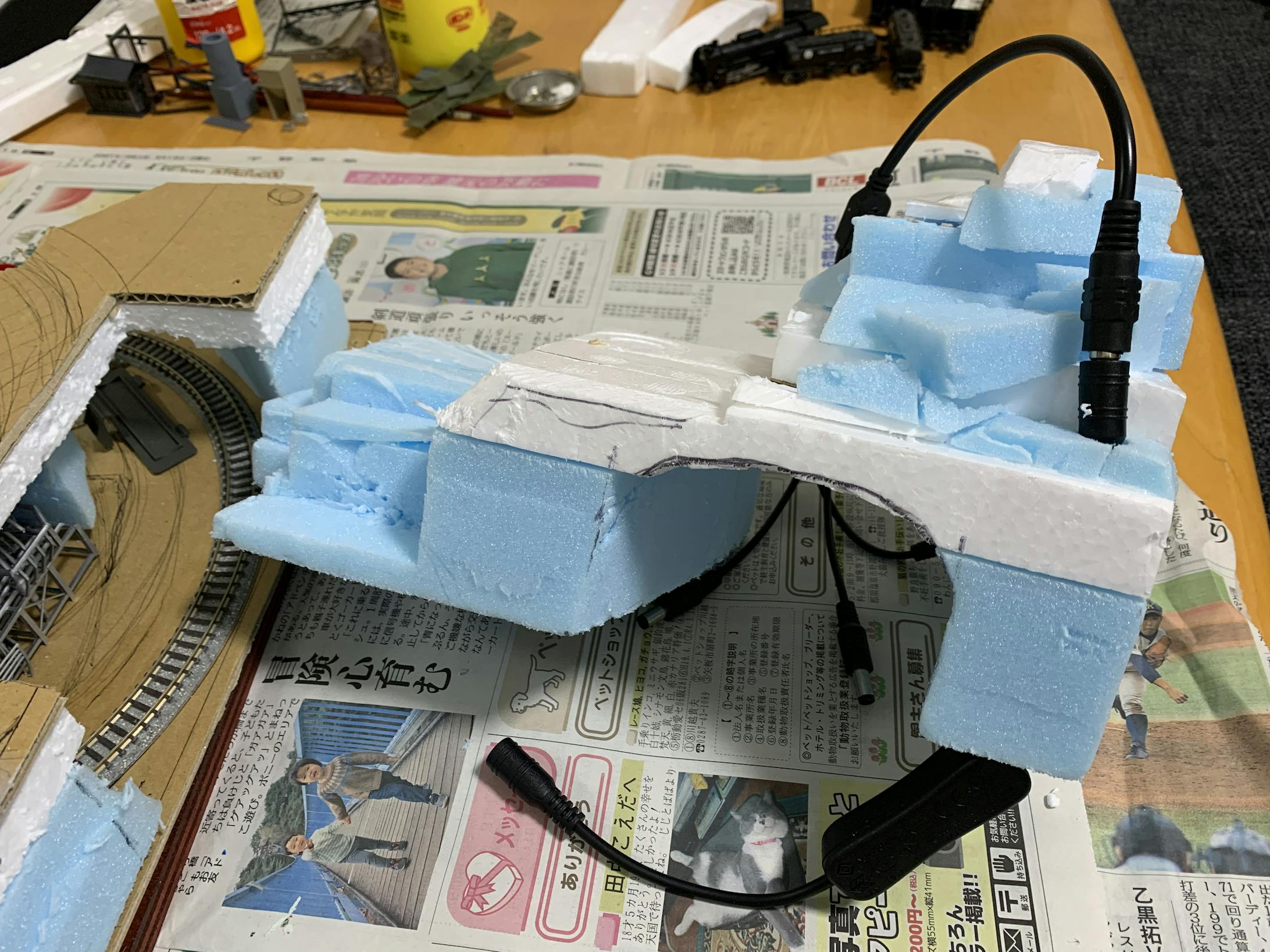 今回もLEDを使うので、配線処理をする場所を考えていきます。電源スイッチの場所を背面にするより、操作できる正面につけようと、トンネル側から配線を通していきます。 今回もLEDを使うので、配線処理をする場所を考えていきます。電源スイッチの場所を背面にするより、操作できる正面につけようと、トンネル側から配線を通していきます。