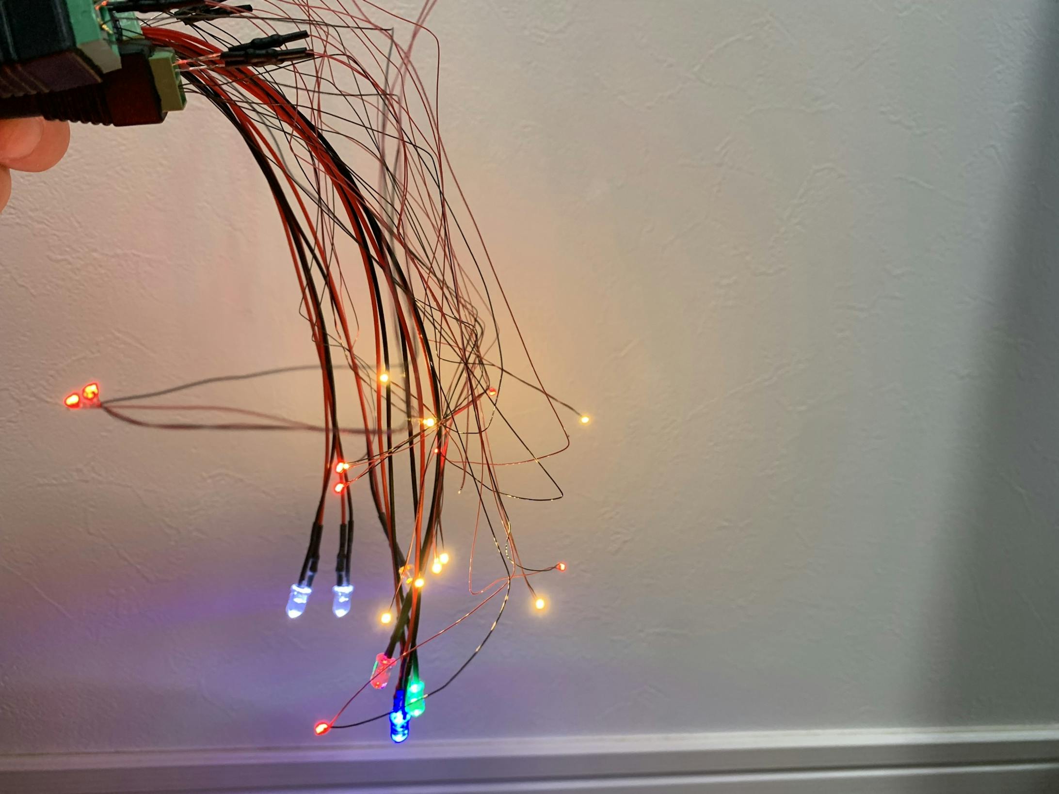 ここでLEDが複数点灯するか確認しました。結果的に合計32個のLEDを使用したので、ちゃんと点灯するか、乾電池、アダプターの両方を確認しました。実は、完成間際、全てをつないで9v電池ソケットを購入し試してみたところ、テープLEDがつかなくて焦りました汗