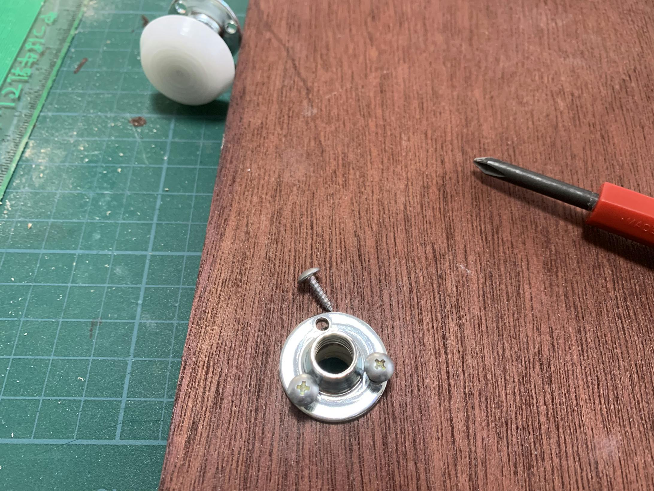 アジャスター付きの足は、ホームセンターよりもAmazonの方が安かったので、四つ購入。電動ルーターで穴を開け取り付けていきます。 アジャスター付きの足は、ホームセンターよりもAmazonの方が安かったので、四つ購入。電動ルーターで穴を開け取り付けていきます。