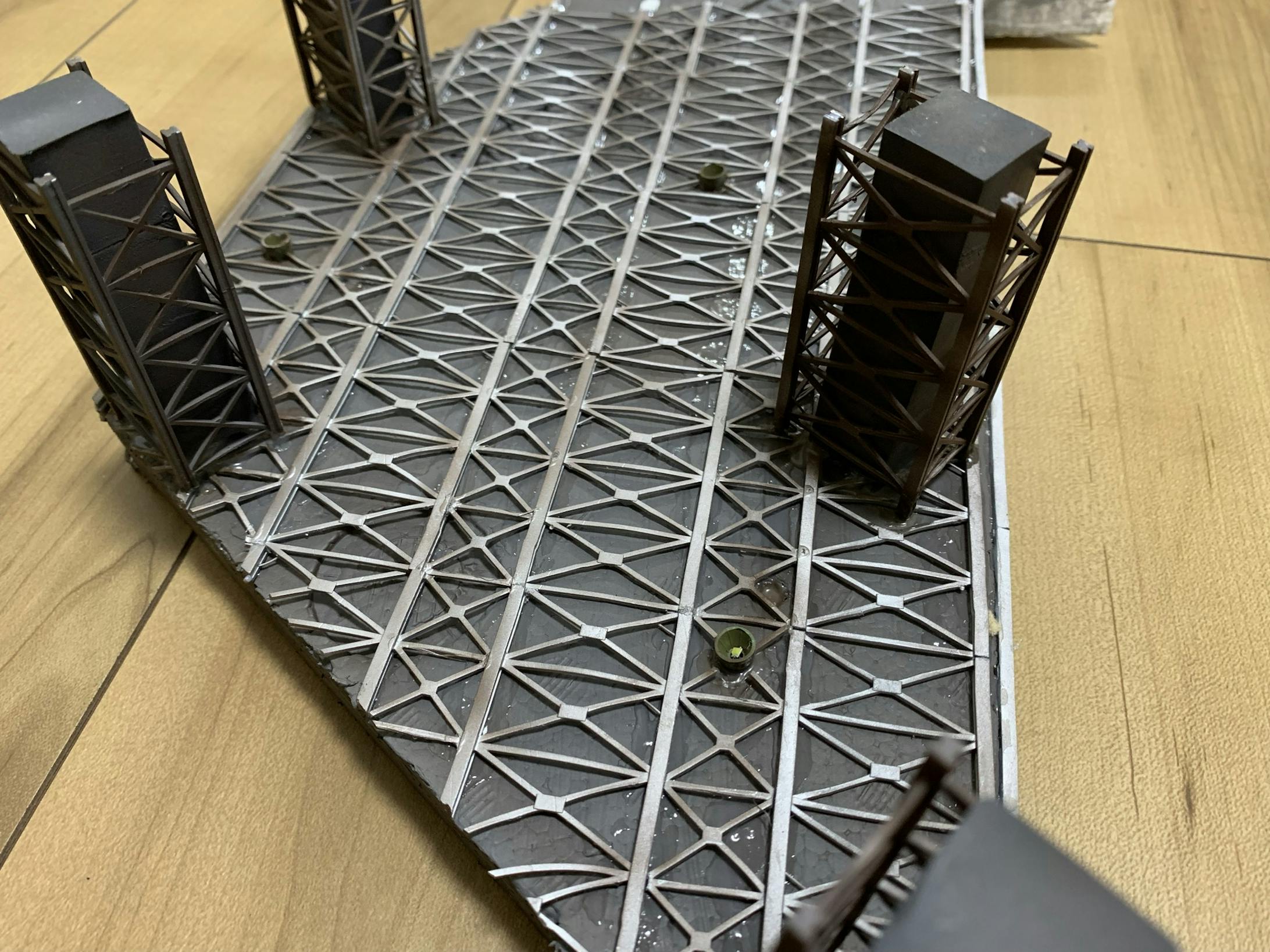 高架下にもLEDを3箇所仕込みました。ここのLEDは予定していたものではなく、実際に全体を組み立ててみると、予想以上に高架下が暗くて見え難かったため追加しました。ちなみに、ガンプラのバーニアパーツの中にLEDを仕込んでみました。 高架下にもLEDを3箇所仕込みました。ここのLEDは予定していたものではなく、実際に全体を組み立ててみると、予想以上に高架下が暗くて見え難かったため追加しました。ちなみに、ガンプラのバーニアパーツの中にLEDを仕込んでみました。