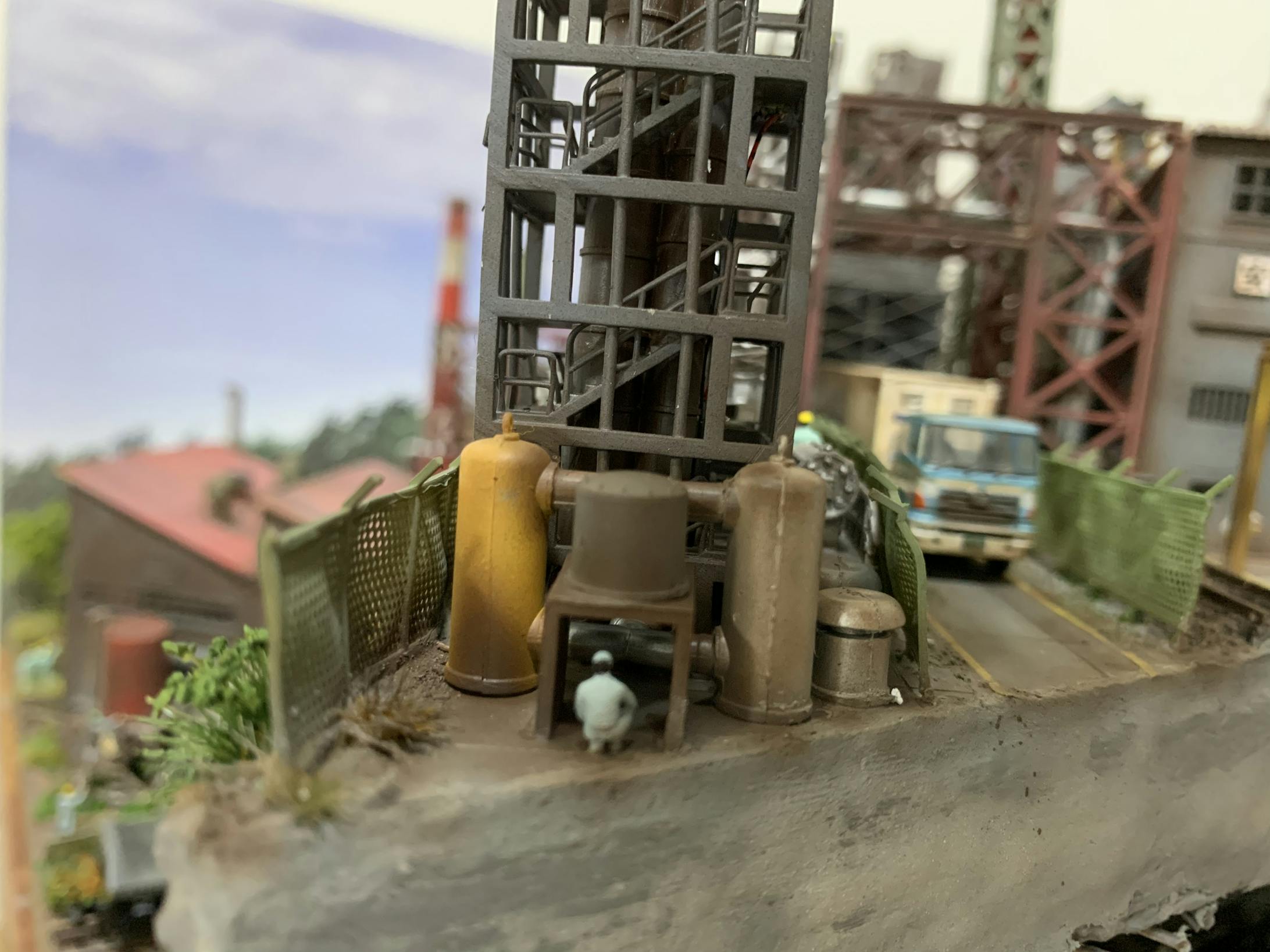 左手の工場設備では、作業員が設備点検をしています。そんなイメージになるようにプラント工場のキットを加工して設備を作りました。 左手の工場設備では、作業員が設備点検をしています。そんなイメージになるようにプラント工場のキットを加工して設備を作りました。