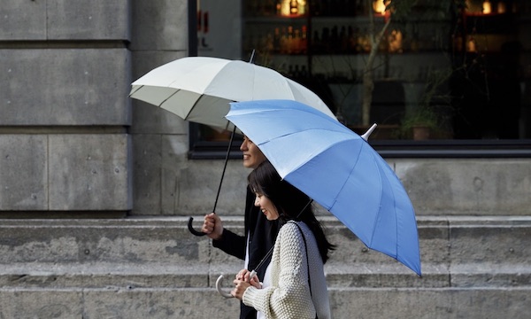 雨の日に感動！「びしょ濡れの傘」を閉じるだけで一気に畳まるシュパットアンブレラ - Mart