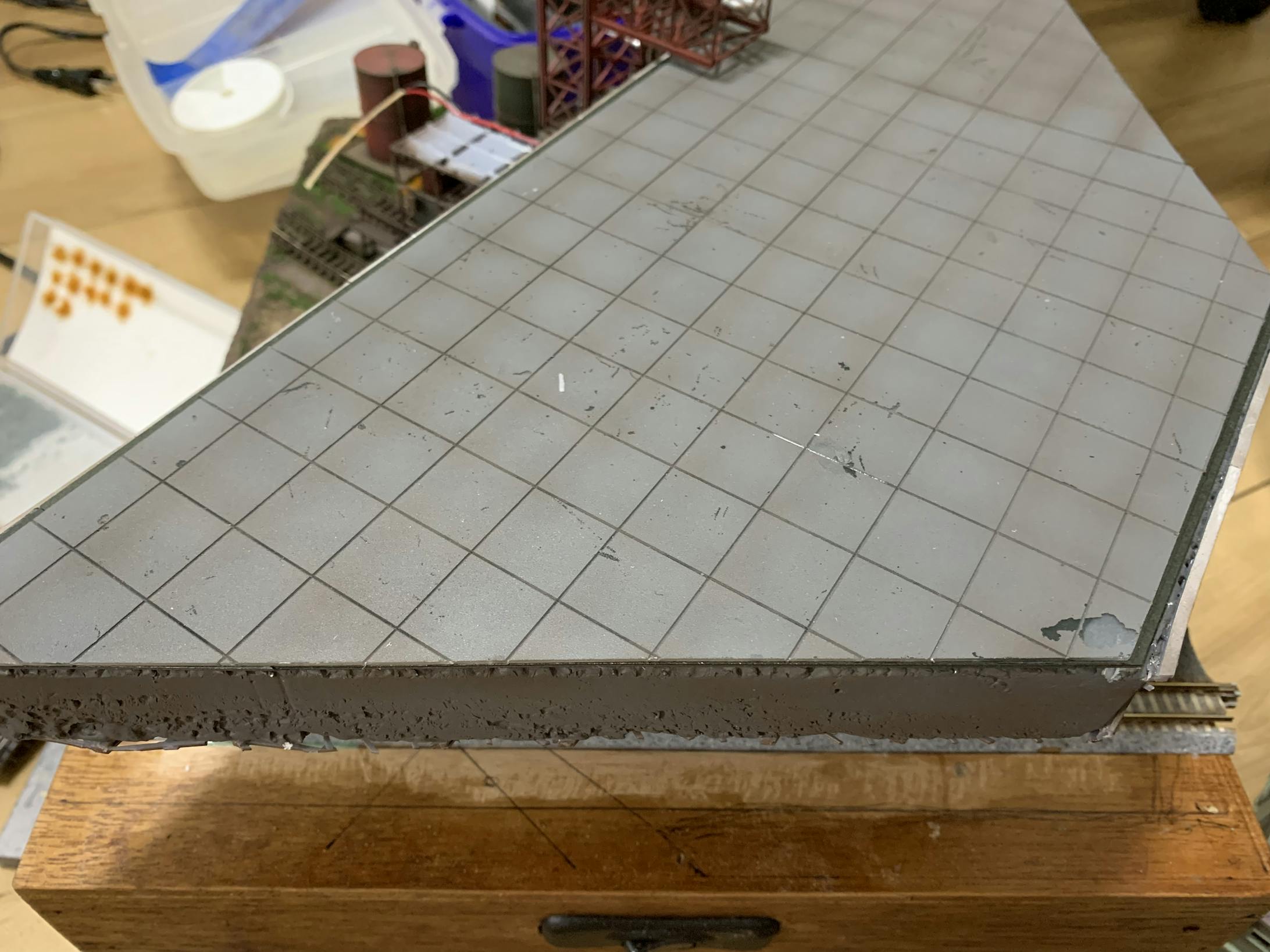 収まることが確認できたら、適当な板で土台を表現していきます。定規で適当な大きさを測り、正方形になるようプラ板カッターで削り出し、塗装及び汚し塗装をおこないました。 収まることが確認できたら、適当な板で土台を表現していきます。定規で適当な大きさを測り、正方形になるようプラ板カッターで削り出し、塗装及び汚し塗装をおこないました。