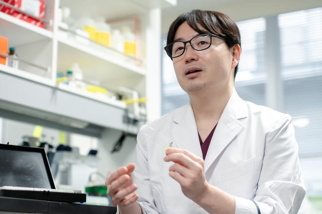 唯一スギ花粉症を体質から改善する「舌下免疫療法」～千葉大学が薬の開発と作用メカニズム解明に中心的役割を果たす 千葉大学 大学院医学研究院 助教 飯沼 智久 Iinuma Tomohisa | CHIBADAI NEXT