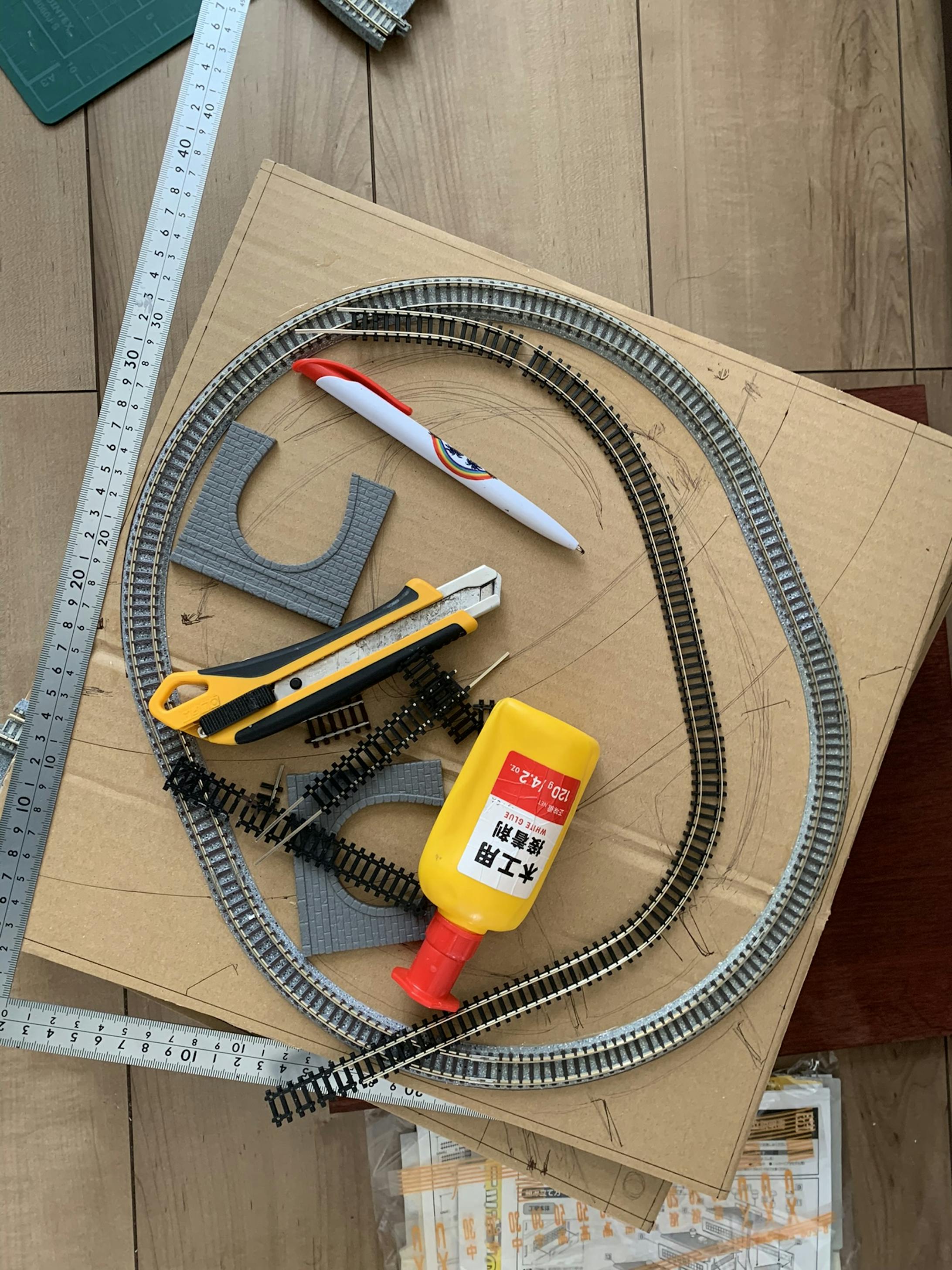 当初、ベース部分での周回コースは高さの関係で諦めていましたが、床下からの高さを10cmにすれば、パンタグラフを上げてデキ200が通るので、思い切って作成することにしました。t-trakコンテストの規定通りじゃない部分もあるかもしれませんが、前作の工場ジオラマとも接続できます。レイアウトアワードの規定では問題ないはずです。 当初、ベース部分での周回コースは高さの関係で諦めていましたが、床下からの高さを10cmにすれば、パンタグラフを上げてデキ200が通るので、思い切って作成することにしました。t-trakコンテストの規定通りじゃない部分もあるかもしれませんが、前作の工場ジオラマとも接続できます。レイアウトアワードの規定では問題ないはずです。