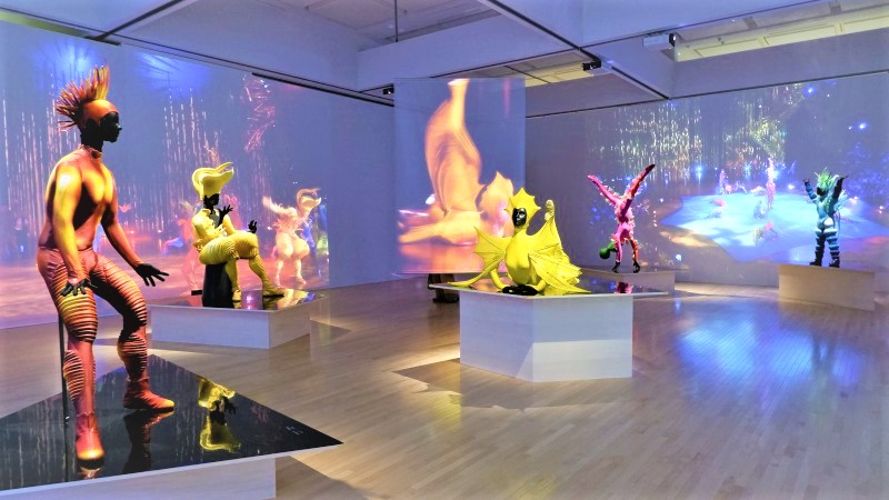 石岡瑛子 血が、汗が、涙がデザインできるか／展覧会レポート | OBIKAKE（おびかけ）