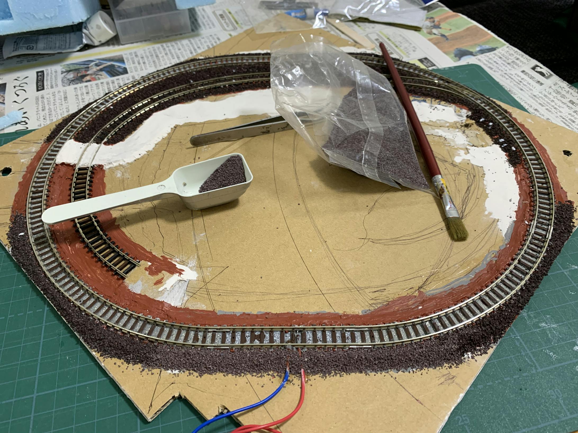 配線の下準備が終わったら、バラストを撒いて配線を隠します。今回は、余って使い所に迷っていた紫色のバラストを撒いてみました。 配線の下準備が終わったら、バラストを撒いて配線を隠します。今回は、余って使い所に迷っていた紫色のバラストを撒いてみました。