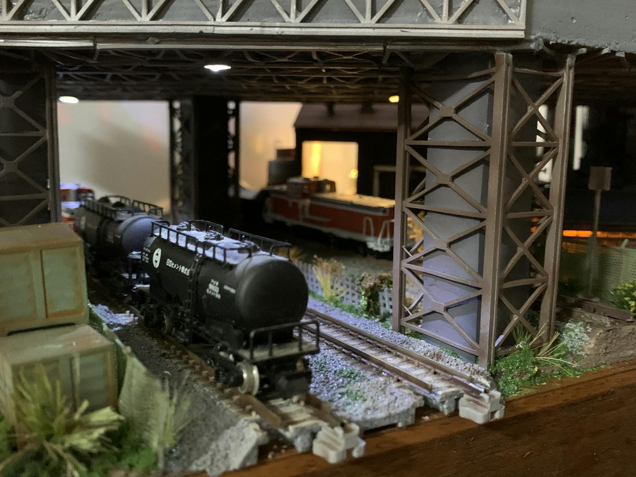 高架下ライトをつけた甲斐があり、車両がよく見えます。 高架下ライトをつけた甲斐があり、車両がよく見えます。