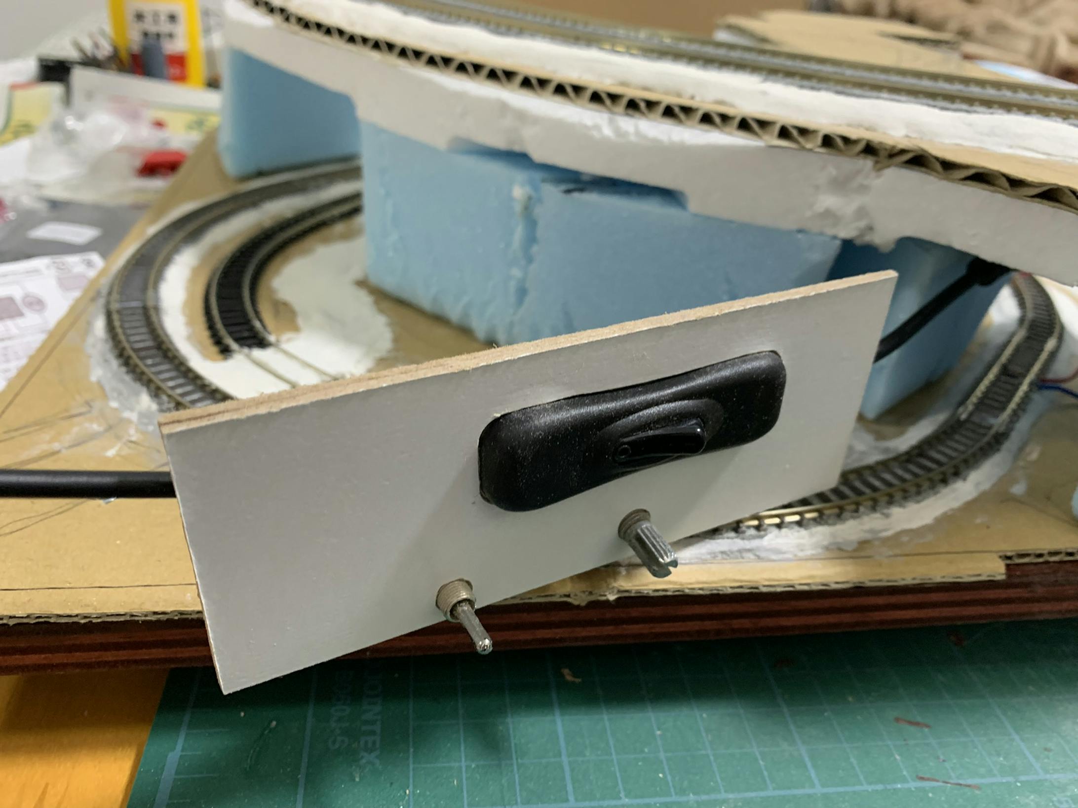 このような感じで収めてみました。上の黒いスイッチがLED用、右側のつまみが速度制御、左側のスイッチがリバース用。 このような感じで収めてみました。上の黒いスイッチがLED用、右側のつまみが速度制御、左側のスイッチがリバース用。