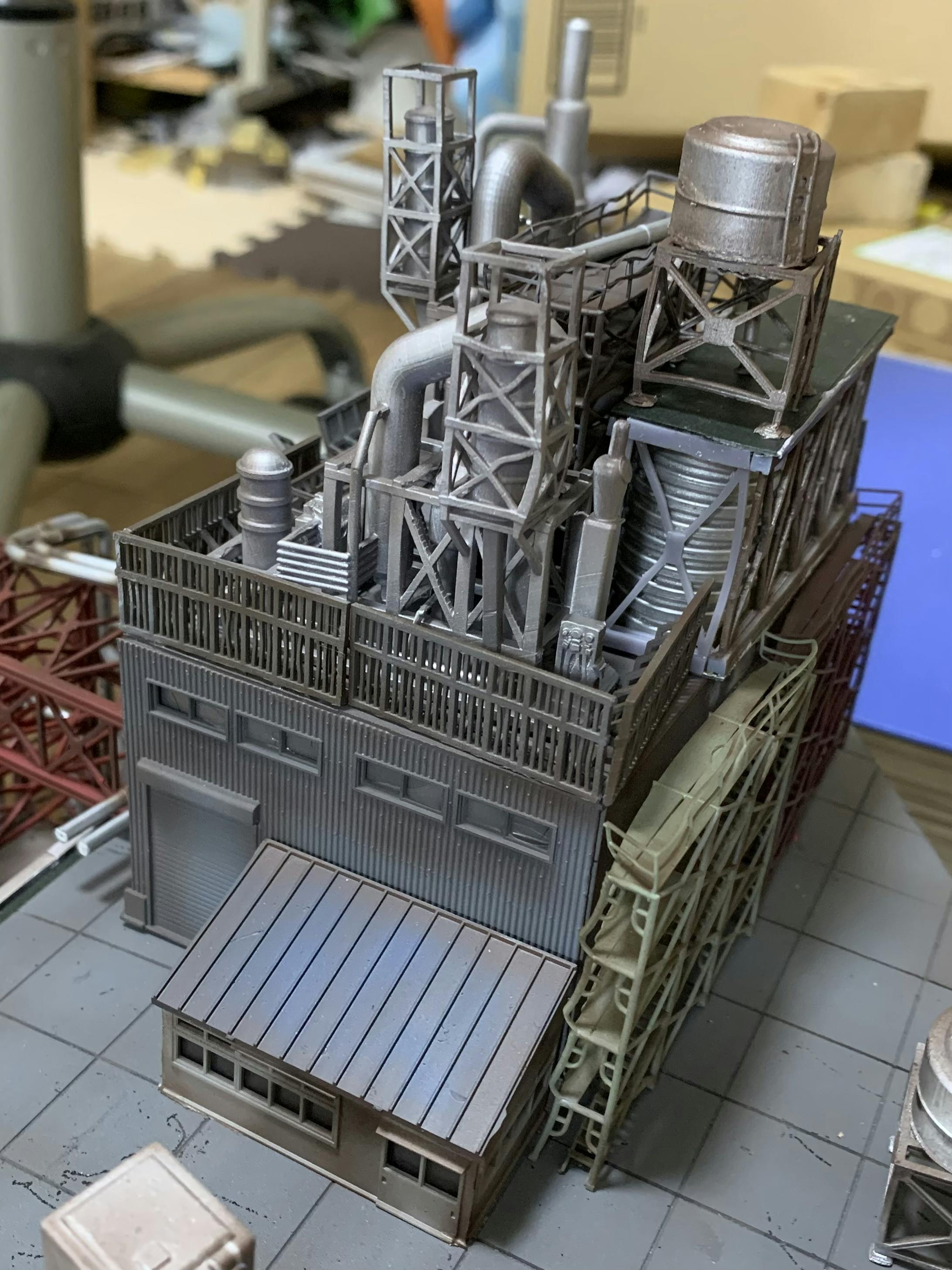 ほとんどが3D出力品です。右上にある3連パイプみたいなものがよく工場にあるので、ホースを切ってシルバーに塗装し、トラスで囲って作りました。 ほとんどが3D出力品です。右上にある3連パイプみたいなものがよく工場にあるので、ホースを切ってシルバーに塗装し、トラスで囲って作りました。