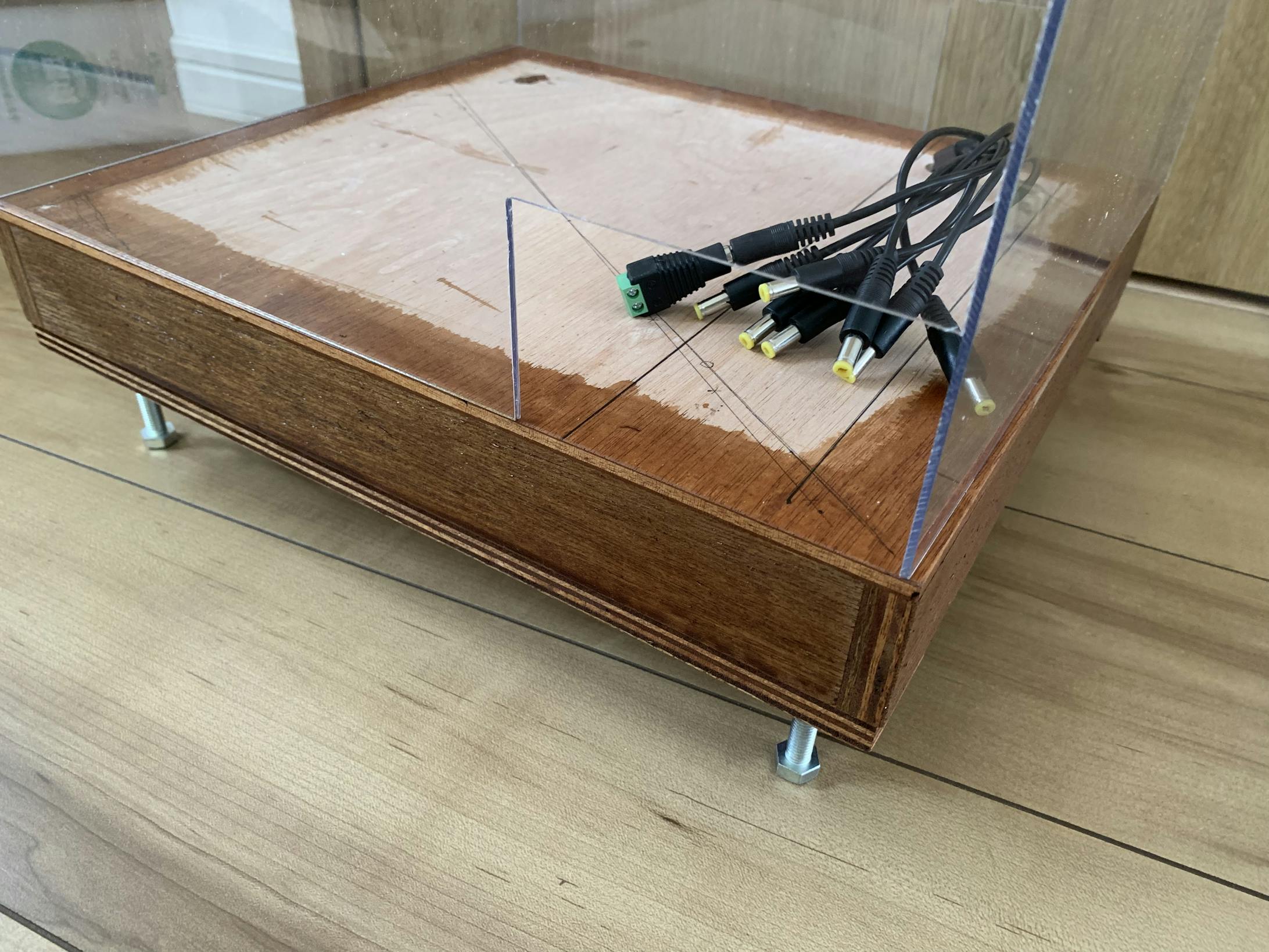 今までは、ダンボールの上に作品を作っていたため、固定する本当のベースを作っていきます。ショーケース付きの方が見た目もかっこいいと思い、塩ビ版で作りました。(アクリル版は高くて手が出ません涙)そのため、事前に上に設置予定のダンボールは、塩ビ版を設置できるよう5ミリ程度短めにカットしておいてます。