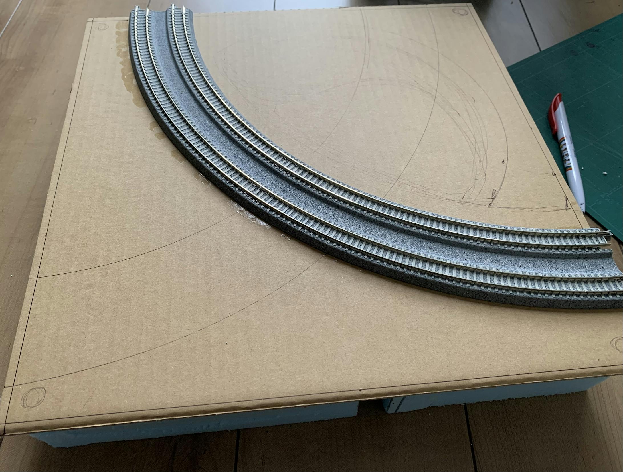 次に複線ダンボールをスタイロフォーム厚さ10cmの上に乗せて固定します。 次に複線ダンボールをスタイロフォーム厚さ10cmの上に乗せて固定します。