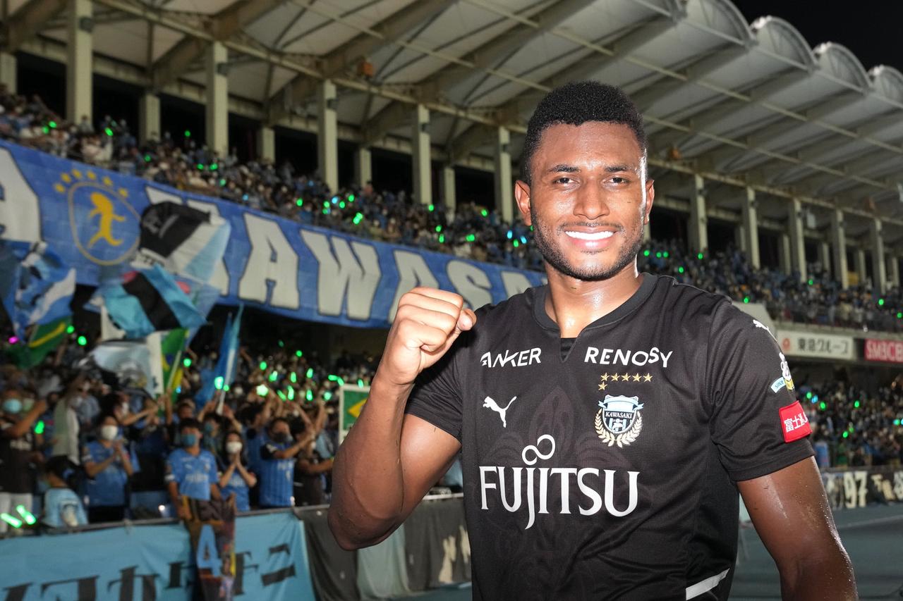 タイトルロゴ、全身(等身)