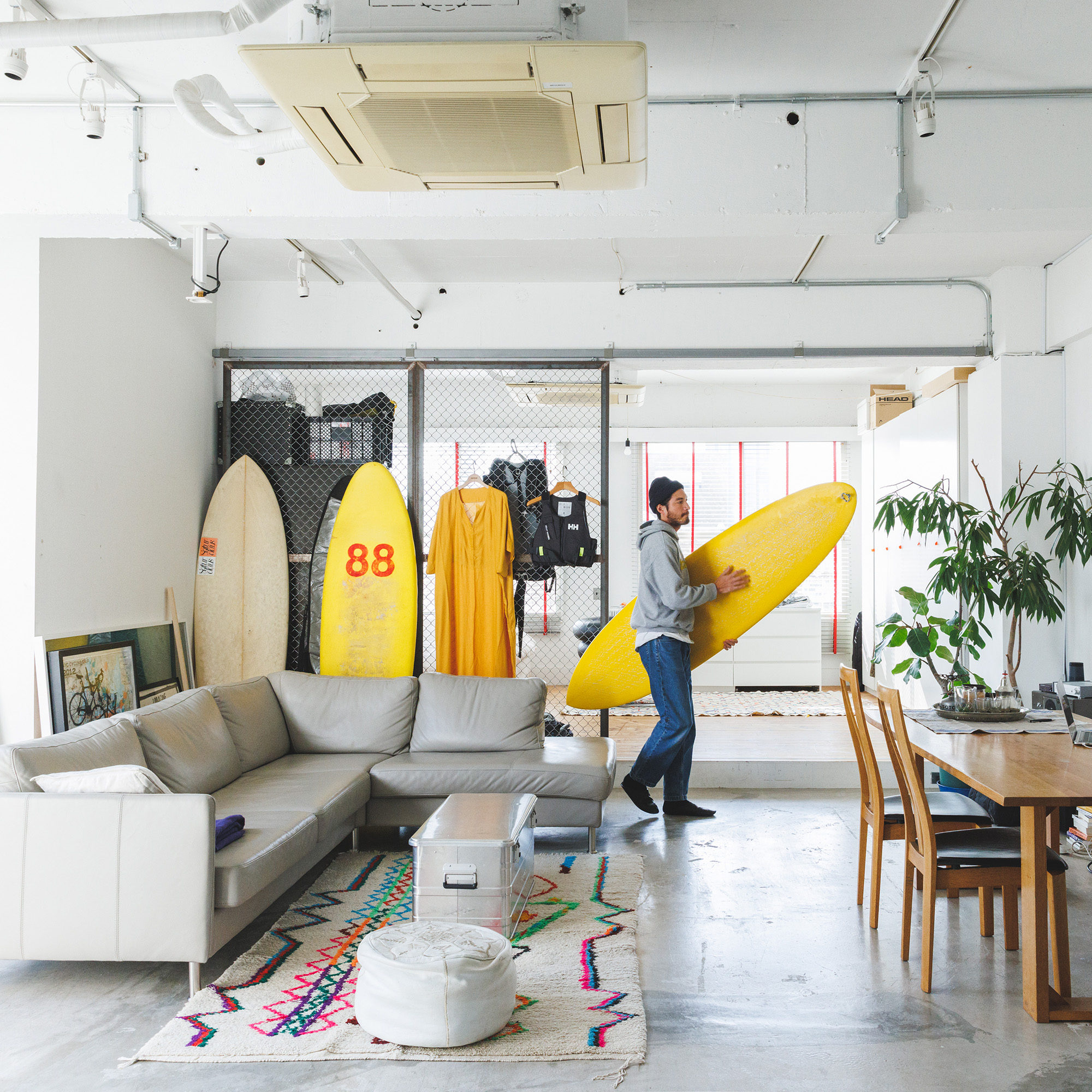 土間リビングを暮らしの真ん中に据えた、都心のペントハウス生活。  | OUTDOOR | LIFE LABEL Magazine（ライフレーベルマガジン）