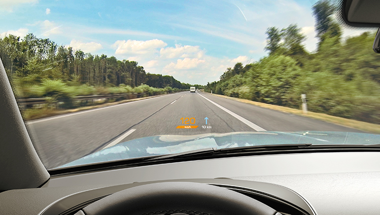 近未来を先取り!?「HUD」ことヘッドアップディスプレイを採用したクルマたち | Motorz（モーターズ）- クルマ・バイクをもっと楽しくするメディア -