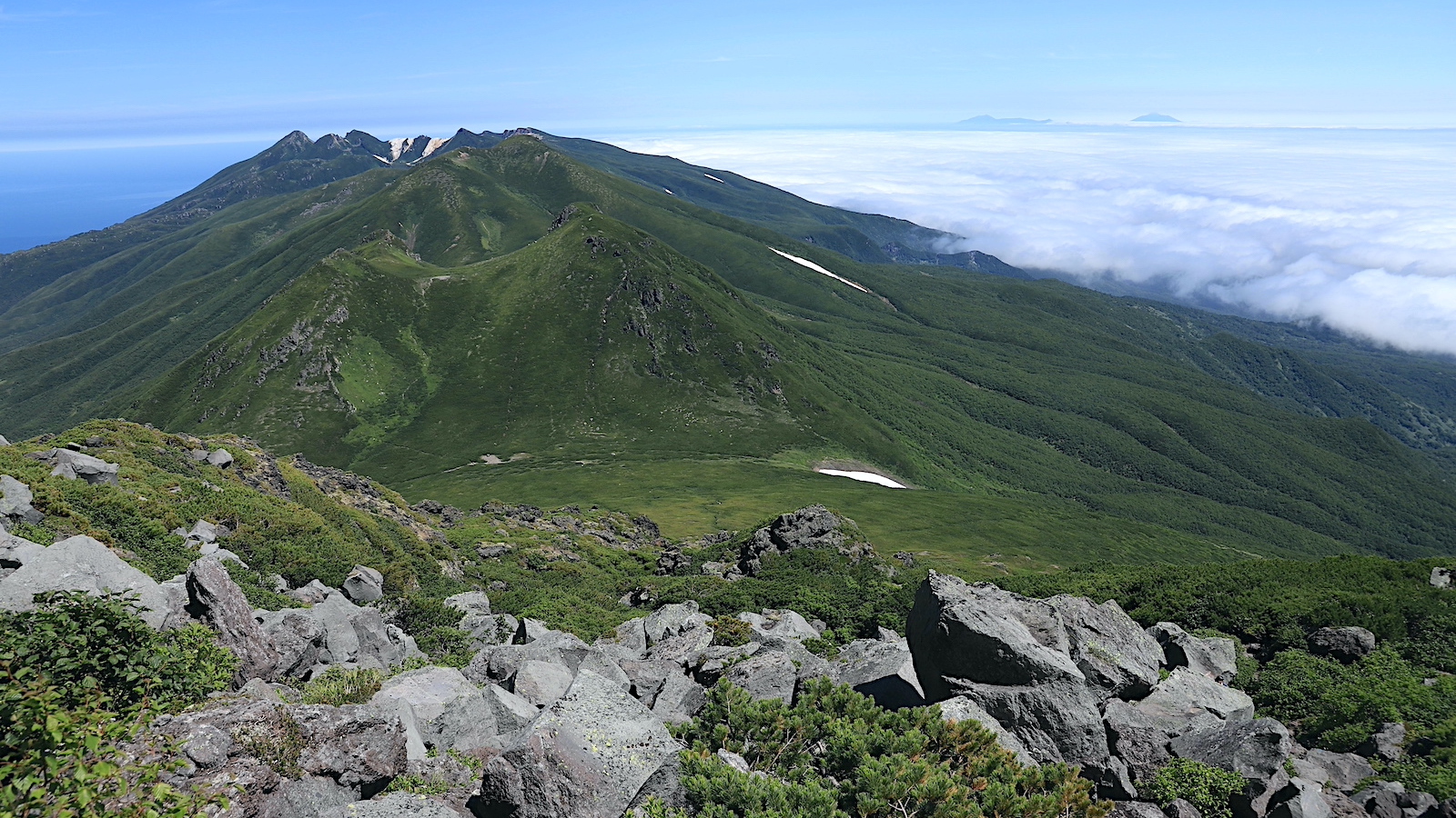 世界自然遺産・知床の最高峰「羅臼岳」 登山。海から山まで、ひと続きの大自然を楽しむ大冒険