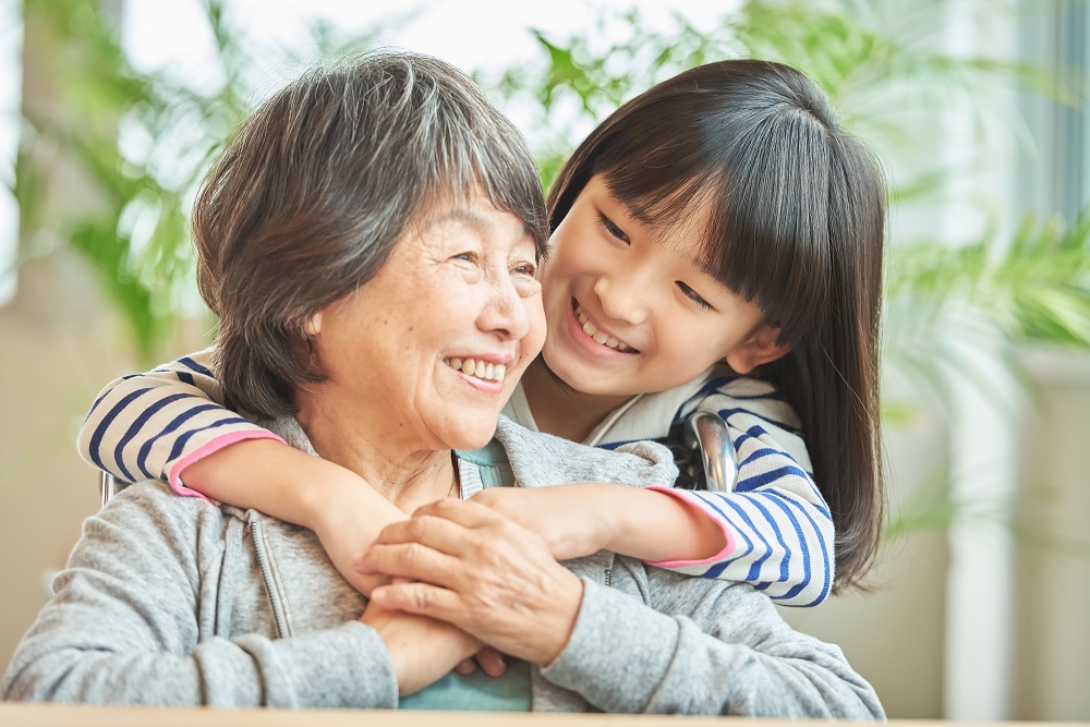 孫や子に教育資金を援助したい　「一括贈与の非課税制度」と「暦年課税制度」どっちがお得？ ｜ マネーの達人