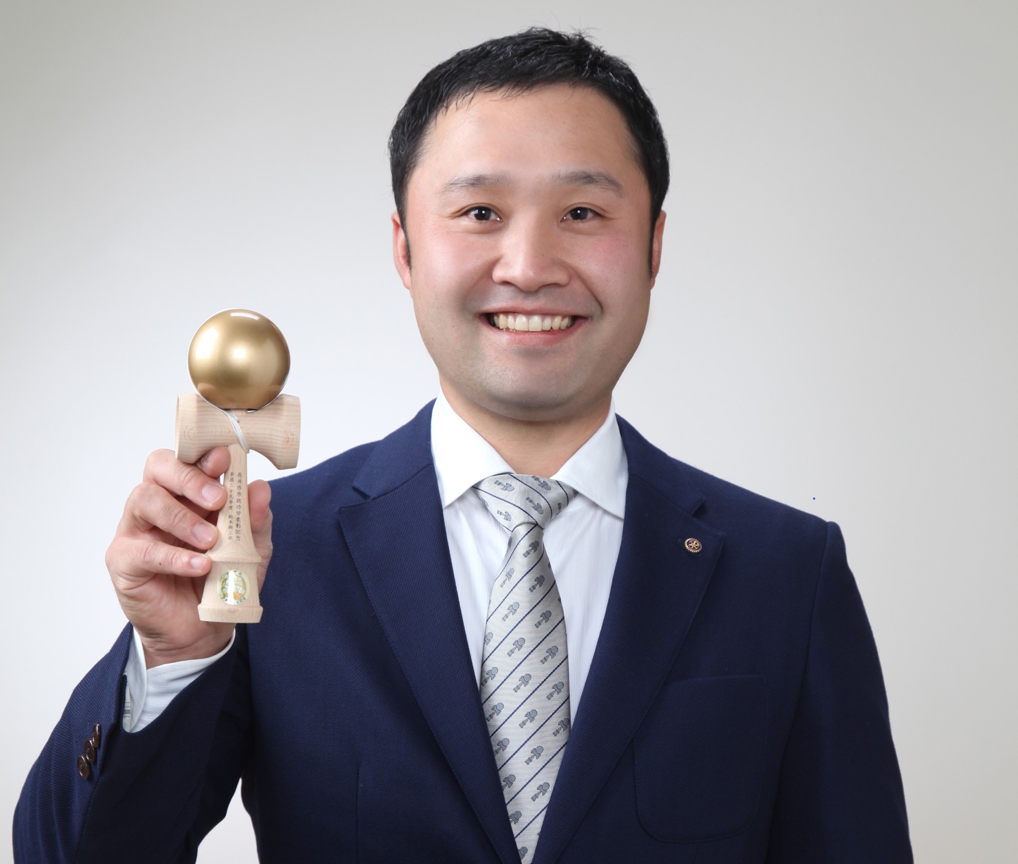 採用、青年