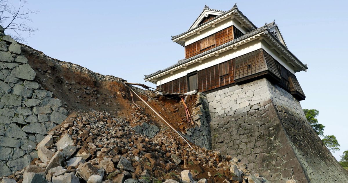 지진 때문에 구마모토 성도 피해를 입었다(사진)