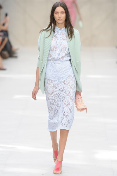 進化する「バーバリー プローサム」のトレンチコート、来春はレースで提案 | WWDJAPAN