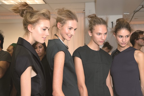 2015年春夏ヘアトレンド　気分はツイストを利かせたアップ＆ロースタイル | WWDJAPAN
