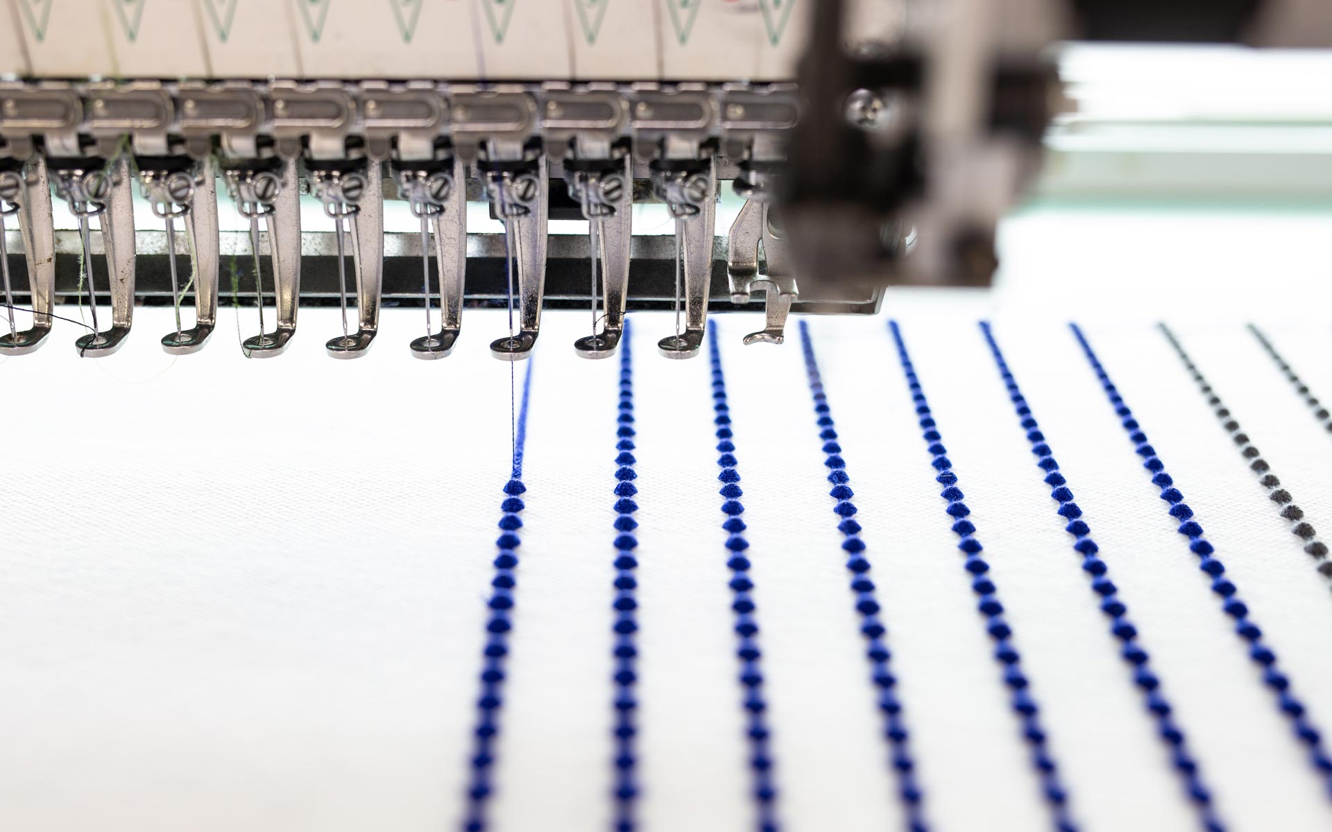 空気のように軽い「000」のアクセサリーを生み出す刺繍工房の内部を見学 | 中川政七商店の読みもの