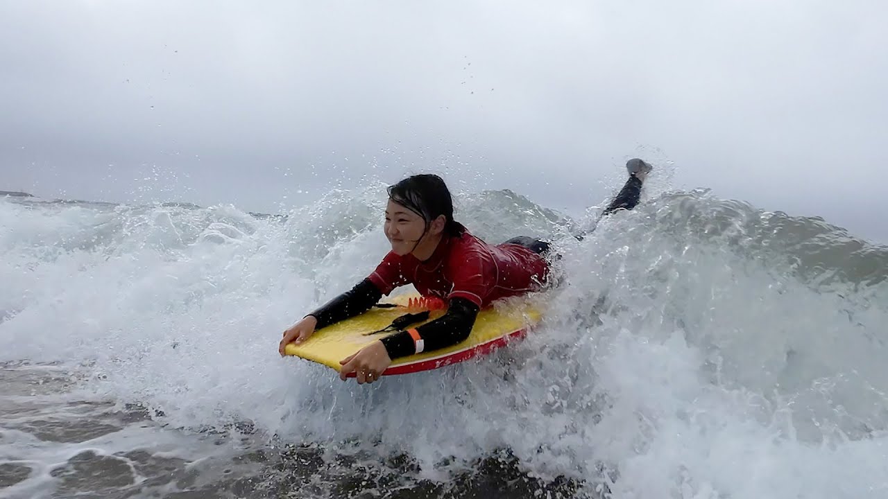 千葉県・御宿で聴覚に障がいを持つ人達のボディボード大会～世界一に輝いたプロもサポートする「AKEUMI Deaf BB CUP」～