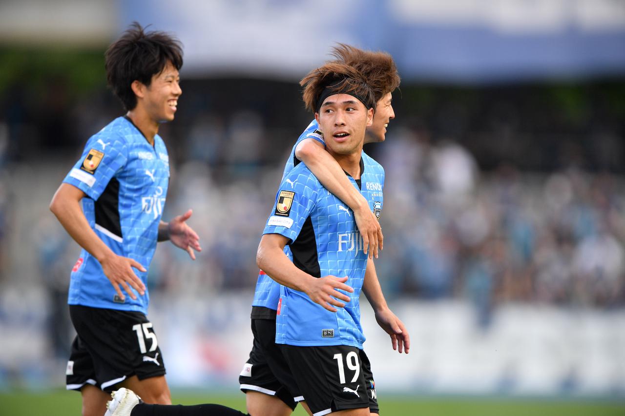 遠野大弥と車屋紳太郎の「今季初」ダブルで川崎Fが久々のホーム等々力で快勝！ 福岡の堅陣を崩す◎J1第13節 - サッカーマガジンWEB