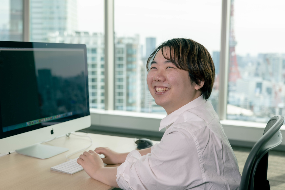 【新卒社員の今】「1,000台を超えるサーバーで最大700Gbps超の巨大トラフィックを守る」動画配信インフラチーム 菅野滉介 - DMM inside