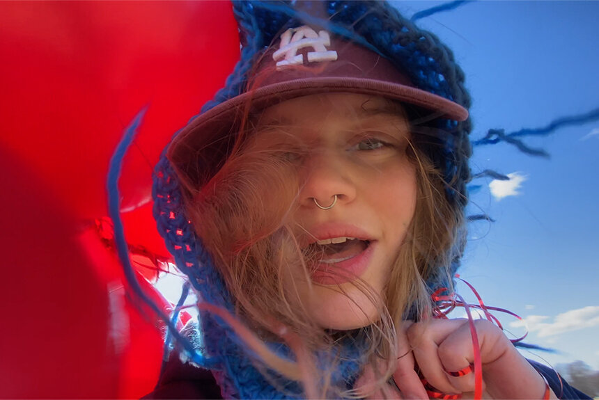 girl in redの綴る言葉。「Z世代のクィアアイコン」の詩的感性