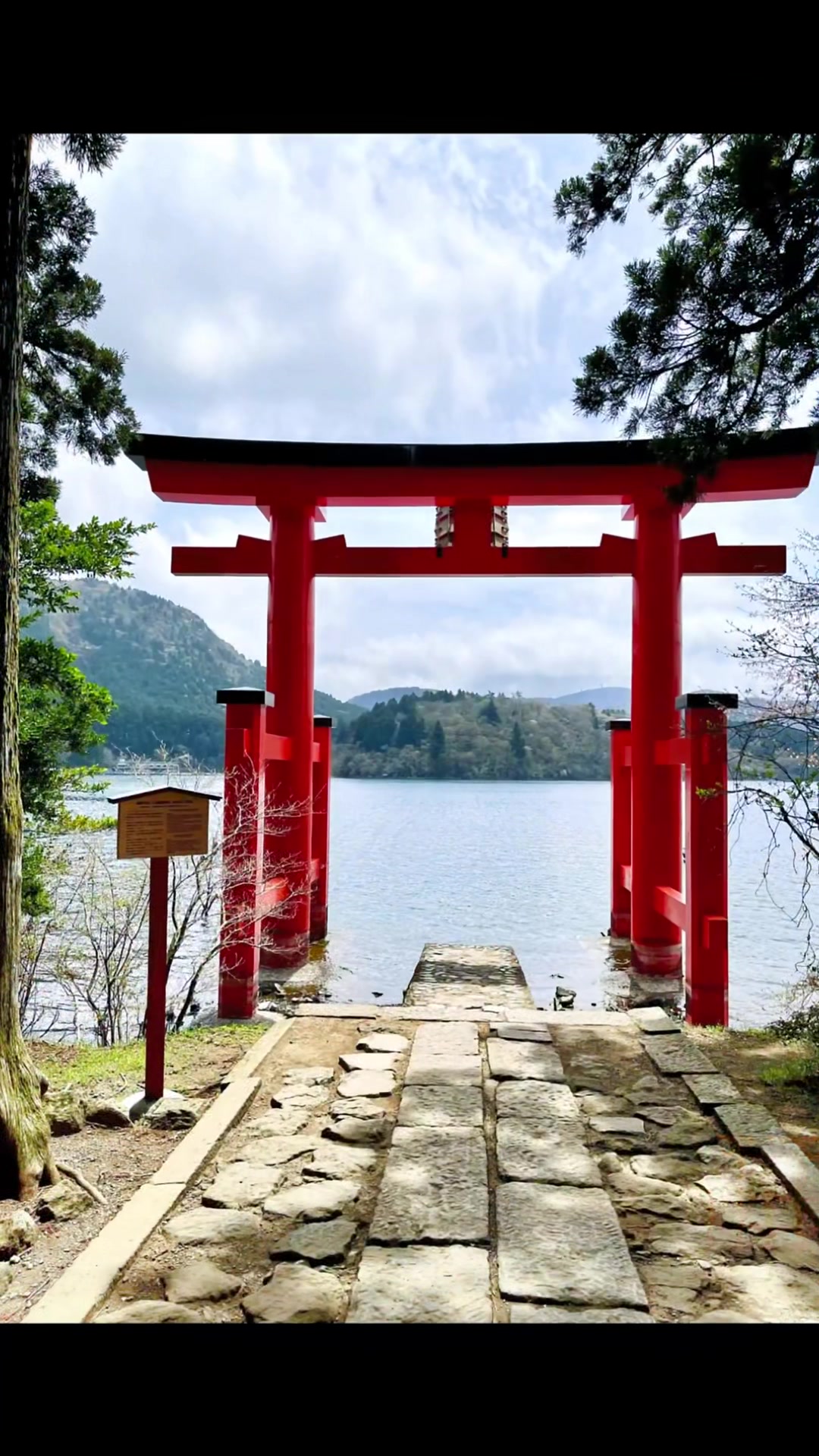 箱根のフォトスポットの１つでもある「平和の鳥居」湖中に浮かぶその姿は、神々しくフォトジェニックで今日も結婚式の撮影等が行われていました・・・-----------------撮影場所：箱根町元箱根80-1-----------------#芦ノ湖#湖中鳥居#平和の鳥居#箱根#フォトスポット#フォトジェニック#パワースポット#photogenic#photospot#powerspot#hakone
