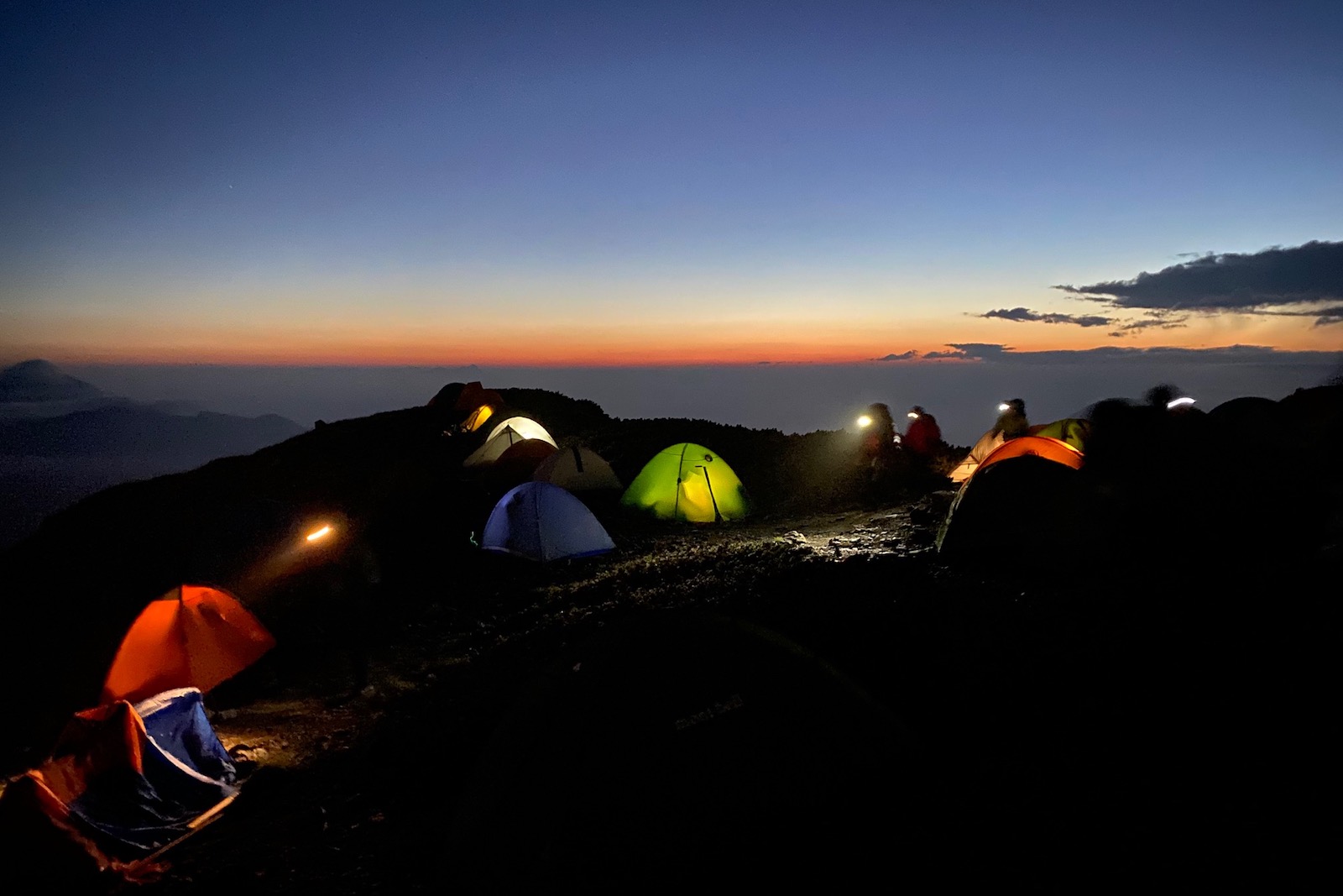 夏山登山にオススメ「ヘッドランプ」10選。これで早朝の出発やテント泊も安心！もしもの時の防災グッズにも。 - ライフスタイル｜まっぷるトラベルガイド