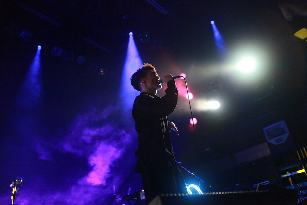 【オフィシャルライブレポート】Mikiki｜cadode、初のワンマンツアー〈虫の知らせ〉東京公演をレポート 「生きていてくれたらいい」と観客に伝えた濃密で特別な時間