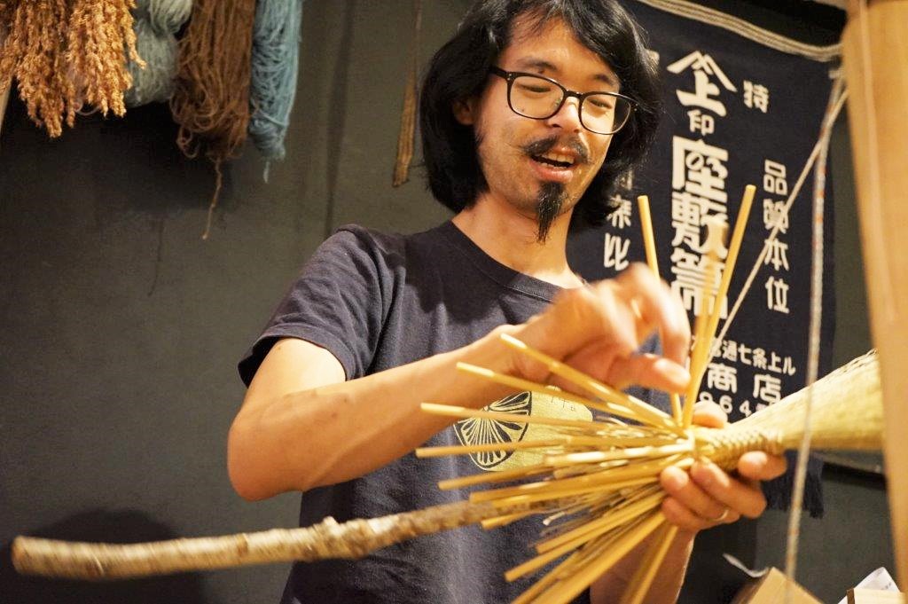 【箒をつくる人たち➂】中津箒・吉田慎司さん「箒で伝えたいもの」 - ストア情報 - 国立- 世界のかご カゴアミドリ